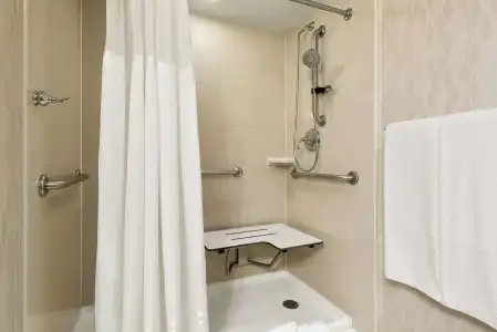 DoubleTree by Hilton Wichita Airport - 8