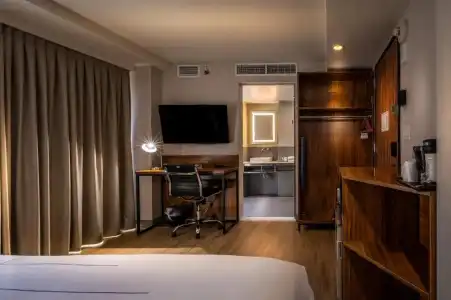 La Quinta Inn & Suites by Wyndham Times Square South - 25