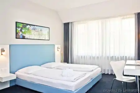 Garner Berlin - Checkpoint Charlie by IHG - 4