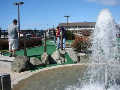 Emerald Dolphin Inn & Mini Golf - 17