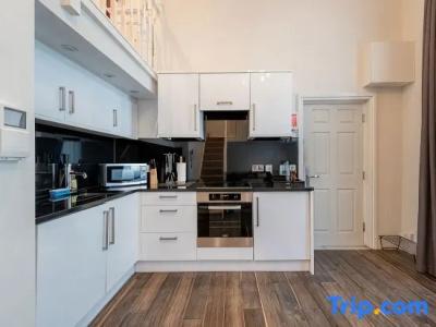 Queensgate Court - 305