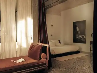 Mona - 130