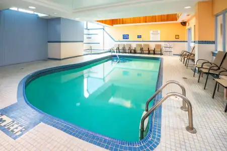 Comfort & Suites - 13