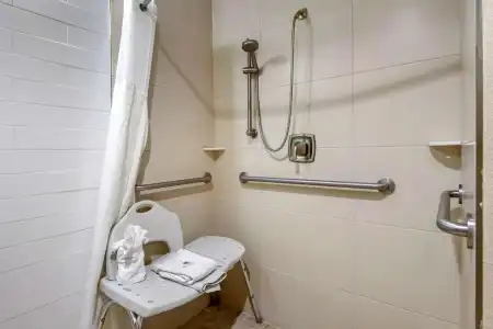 Comfort Suites University - 67