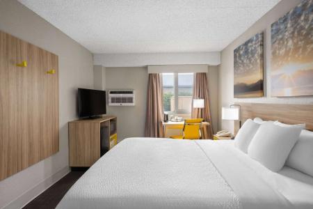 Days Inn & Suites by Wyndham Bozeman - 1