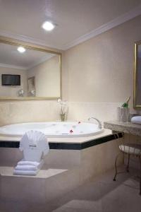 Best Western Plus Marina Shores - 36
