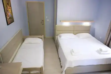 Andi - 27