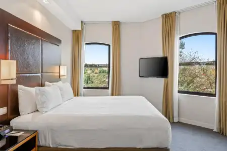 Amora Herencia Riverwalk Melbourne - 3
