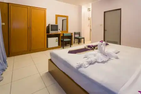 Room in Guest Room - Bucintoro Restaurant & Guesthouse Belvedere - 10 Minutes From Patong Beach - 16