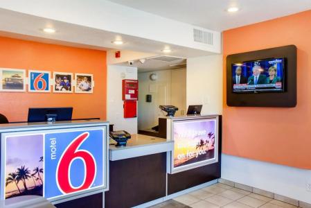 Motel 6 Bakersfield, CA - South - 11