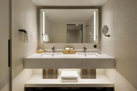 Courtyard by Marriott Tokyo Ginza - 12