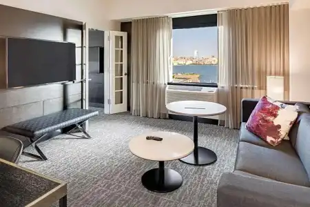 DoubleTree by Hilton & Suites Jersey City - 81