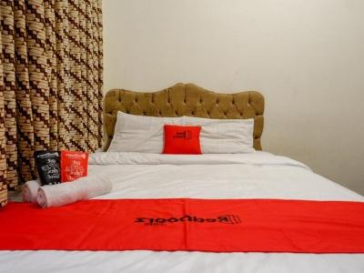 RedDoorz at Golden Inn Tugu Yogyakarta - 35