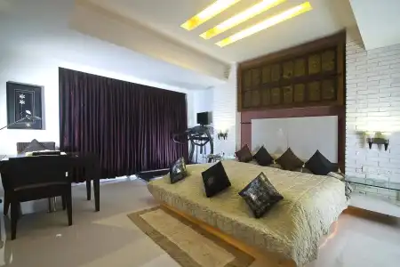 Peninsula Grand - 3