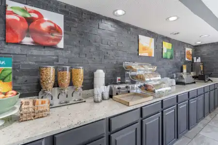 Quality Inn & Suites Bloomington University Area - 10