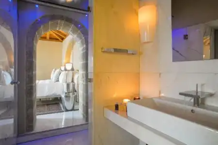 Moni Emvasis Luxury Suites - 78