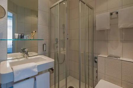 Garner Berlin - Checkpoint Charlie by IHG - 34