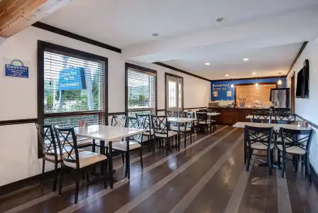 Days Inn by Wyndham Vernon - 23