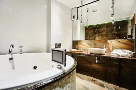 One Luxury Suites - 7