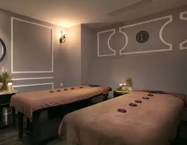 JM Marvel & Spa - 15