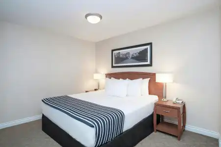 Sandmans & Suites Calgary West - 34