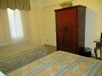 Funky Pool Side Cabana in Dtphx - 14