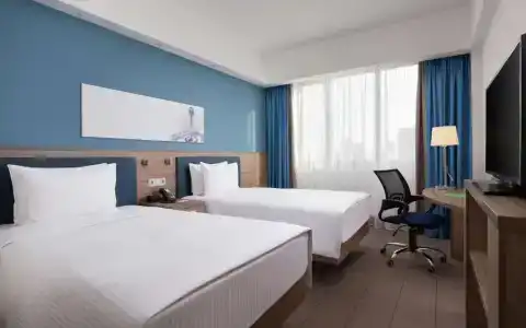 Hampton by Hilton Triumphal Arch - 26