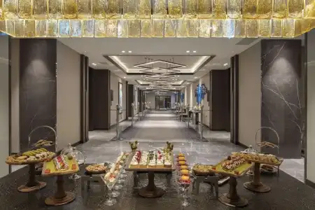 DoubleTree by Hilton - 10