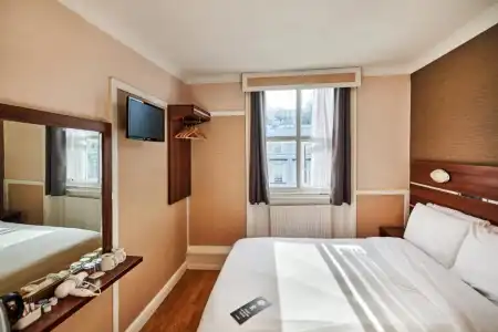 Huttons, Victoria London - 53