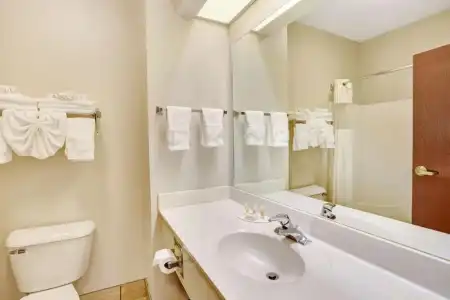 Days Inn & Suites by Wyndham Louisville SW - 18