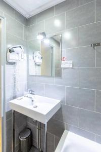 Hôtel Edmond Rostand - 72