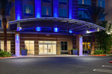 Holiday Inn Express & Suites Anaheim Resort Area by IHG - 18