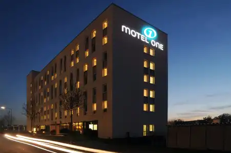 Motel One Frankfurt-Airport - 18