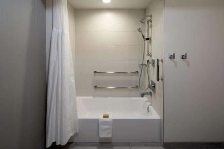 DoubleTree by Hilton Bakersfield - 41