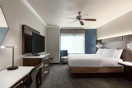 Holiday Inn Express and Suites Bakersfield Central by IHG - 56