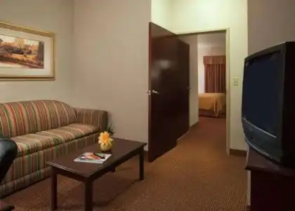 Quality Inn & Suites, Near University - 41