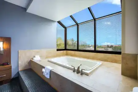 Quality Suites Lansing West - 18