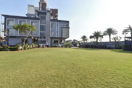 FabElite Park Inn - 22