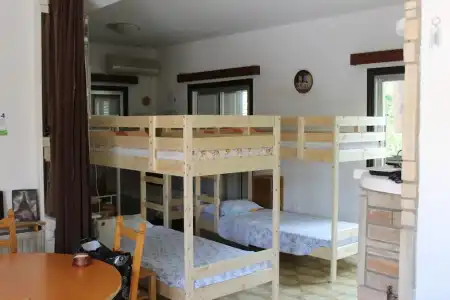 Costas Hostel Action - 44