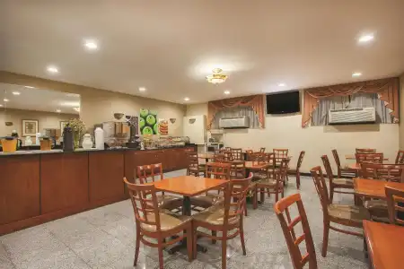 La Quinta Inn by Wyndham Queens - 14