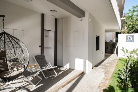 Cozy Corner Luxury Apartments - 14
