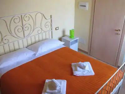 Insolent Inn - 1
