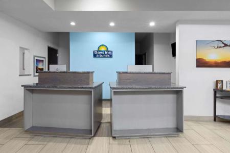 Days Inn & Suites by Wyndham Lubbock Medical Center - 1