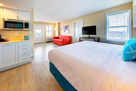 Commander & Suites - 108