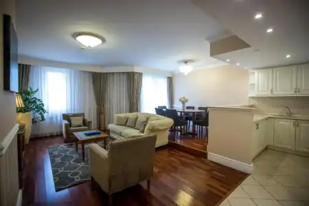Queen's Court & Residence - 145