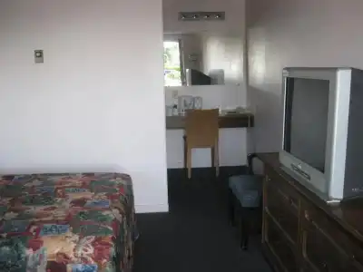 Departure Bay Motel - 5
