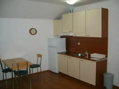 Lyon Apartments - 10