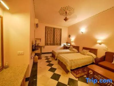 Arya Niwas - 170