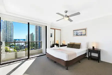 Surfers Century Oceanside Apartments - 23