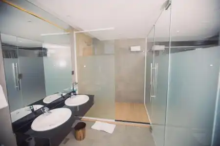 Giraffe Ocean View - 13